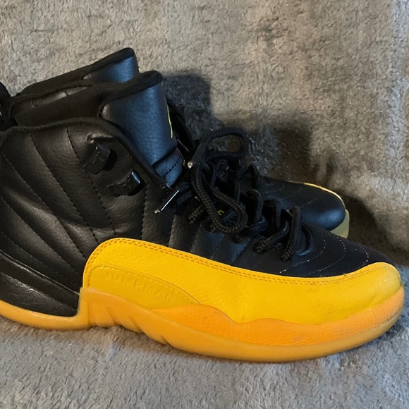 Jordan 12 Retro University Gold - Picture 2 of 6